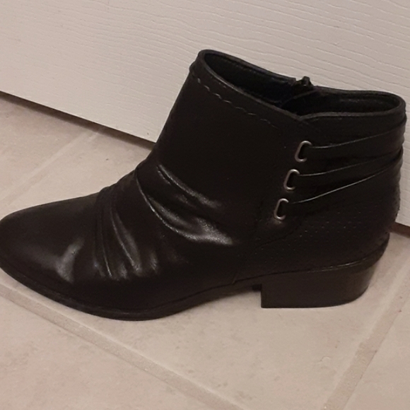 Baretraps black Gineva boot w/ western ruching NWOT: size 9 - Picture 2 of 9